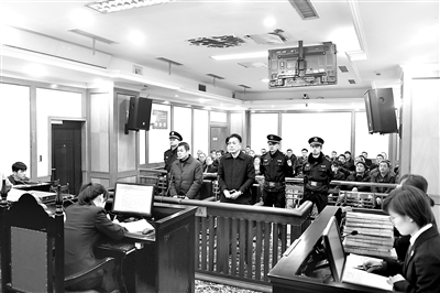 2020年1月15日，金德貴（被告席左）、張志能涉嫌受賄罪一案在桐鄉(xiāng)市人民法院依法開(kāi)庭審理。房凱達(dá) 攝
