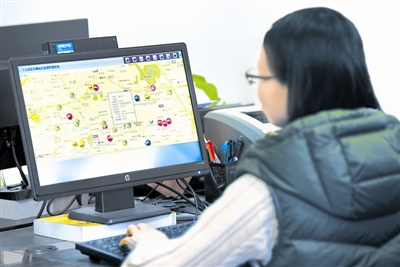 重慶市江北區(qū)紀(jì)委工作人員利用公務(wù)用車監(jiān)管系統(tǒng)進(jìn)行線索分析。（資料圖片）